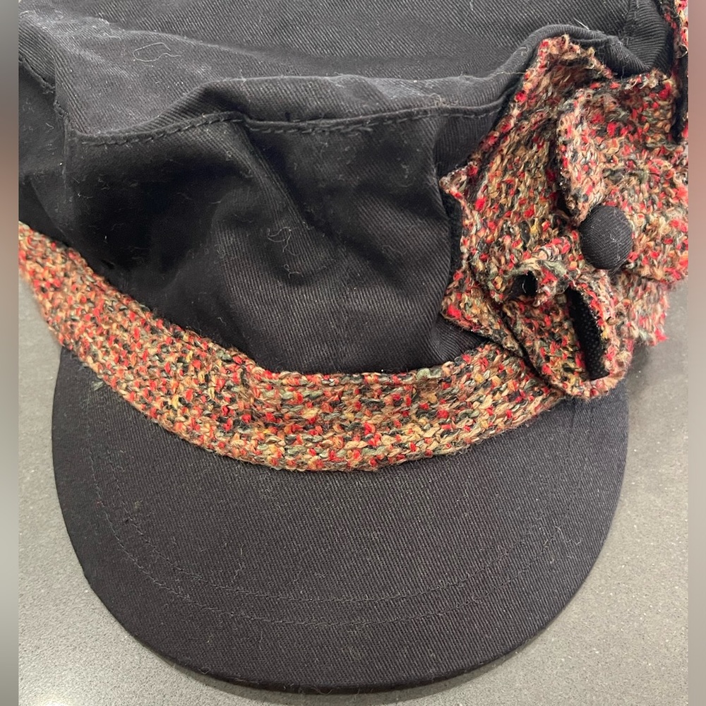 SCALA PRONTO LADIES HAT. Beautiful knit flowers & Hatband. Elastic back.